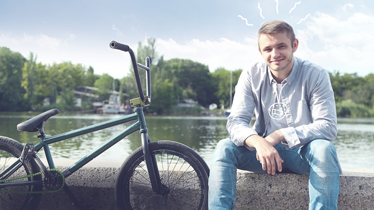 Jugendlicher mit Fahrrad