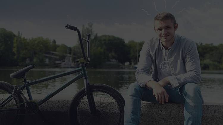 Jugendlicher mit Fahrrad